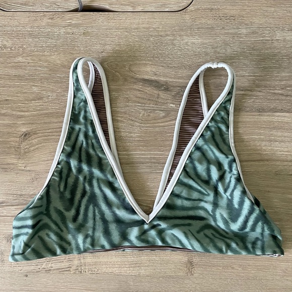 Komala and Sumatra Set in Savanna - Picture 5 of 9